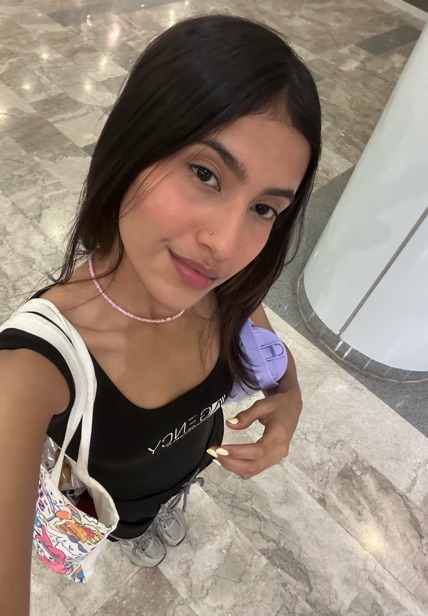 Talk to strangers on live video — Lila from Venezuela on StrangerCamLive